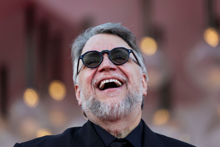 Γκιγιέρμο Ντελ Τόρο: «Δεν φοβάμαι την Τεχνητή Νοημοσύνη, αλλά τη βλακεία, που είναι άφθονη»