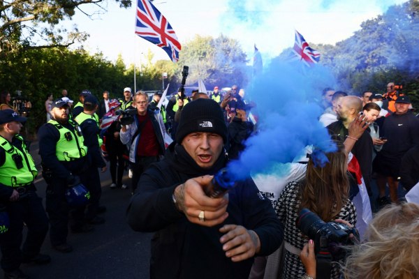 Ένα τέλειο κοκτέιλ φόβου, βίας και παραπληροφόρησης: Το νέο κύμα αντι-μεταναστευτικής αυτοδικίας στην Ευρώπη
