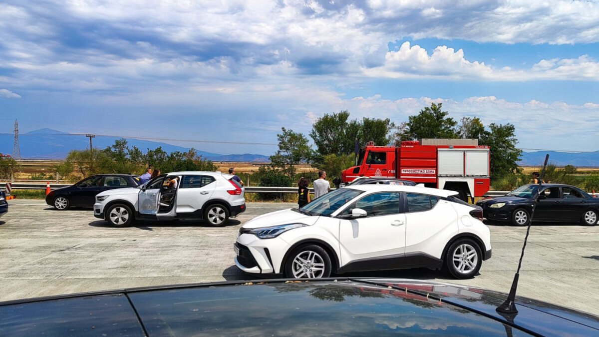 Λάρισα: Φωτιά στην Εθνική Οδό, στο ύψος της Χάλκης – Διακοπή της κυκλοφορίας