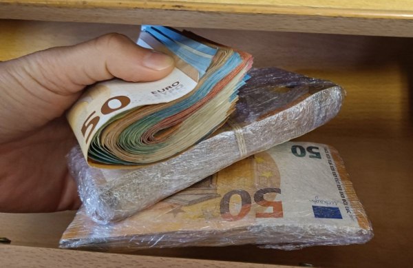 Αποκάλυψη in: Απόπειρα δωροδοκίας αστυνομικών της ΔΙΑΣ με 15.000 ευρώ από πωλητή ναρκωτικών σε παλιά βιβλία
