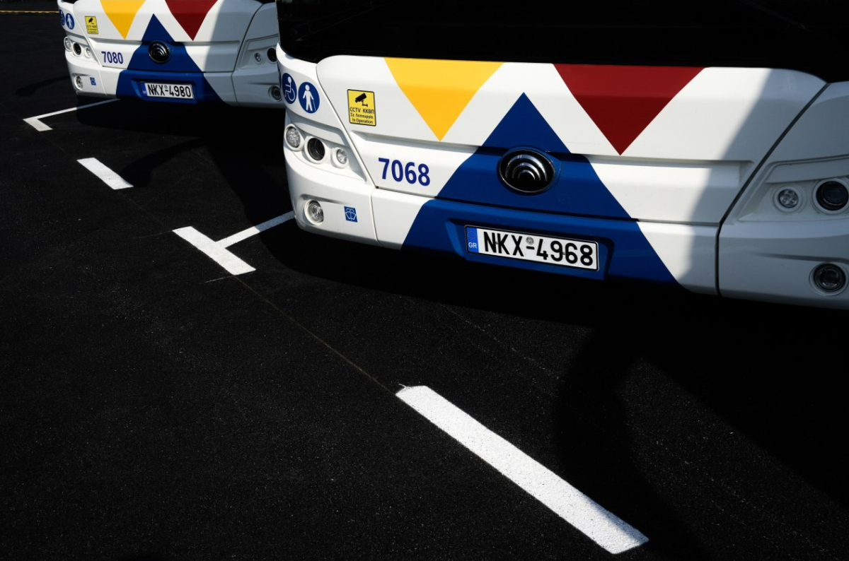 Θεσσαλονίκη: Νεαροί επιτέθηκαν με «νερόβομβες» σε αστικό λεωφορείο (βίντεο)