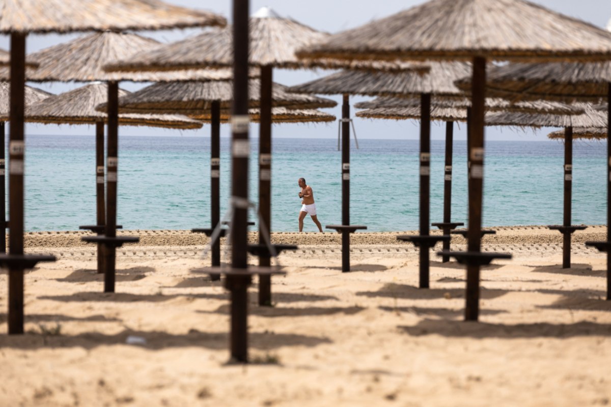 Χαλκιδική: «Ξηλώνουν» ομπρέλες και εξοπλισμό από γνωστό κάμπινγκ – Προηγήθηκε καταγγελία