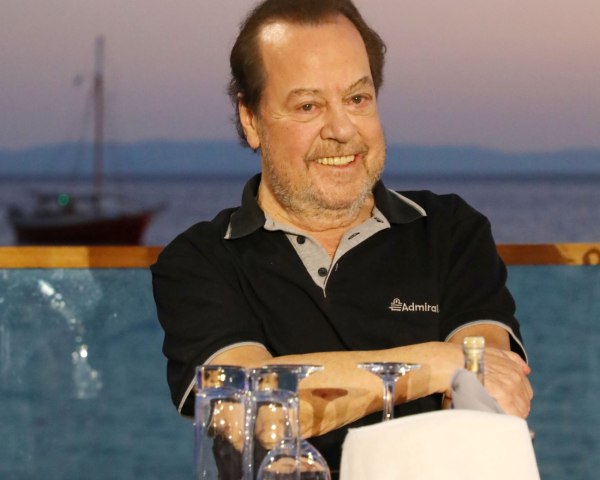 Γιάννης Πάριος: «Σταύρωσε» τον γιο και την εγγονή του ενώ χόρευαν τα τραγούδια του