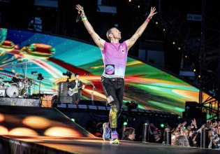 Δεν πάει πουθενά: Ο Κρις Μάρτιν δεν αποσύρει την kiss cam από τις συναυλίες των Coldplay