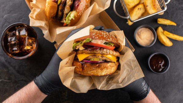 Η ακρίβεια χτυπάει και το fast food – Γρήγορο αλλά όχι φθηνό