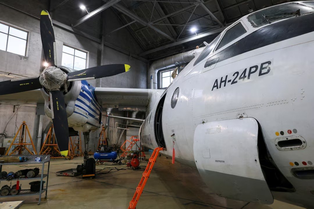 Αεροπλάνο Antonov An-24 της Polar Airlines υποβάλλεται σε εργασίες συντήρησης σε αεροδρόμιο του Γιακούτσκ το 2023 (Reuters)