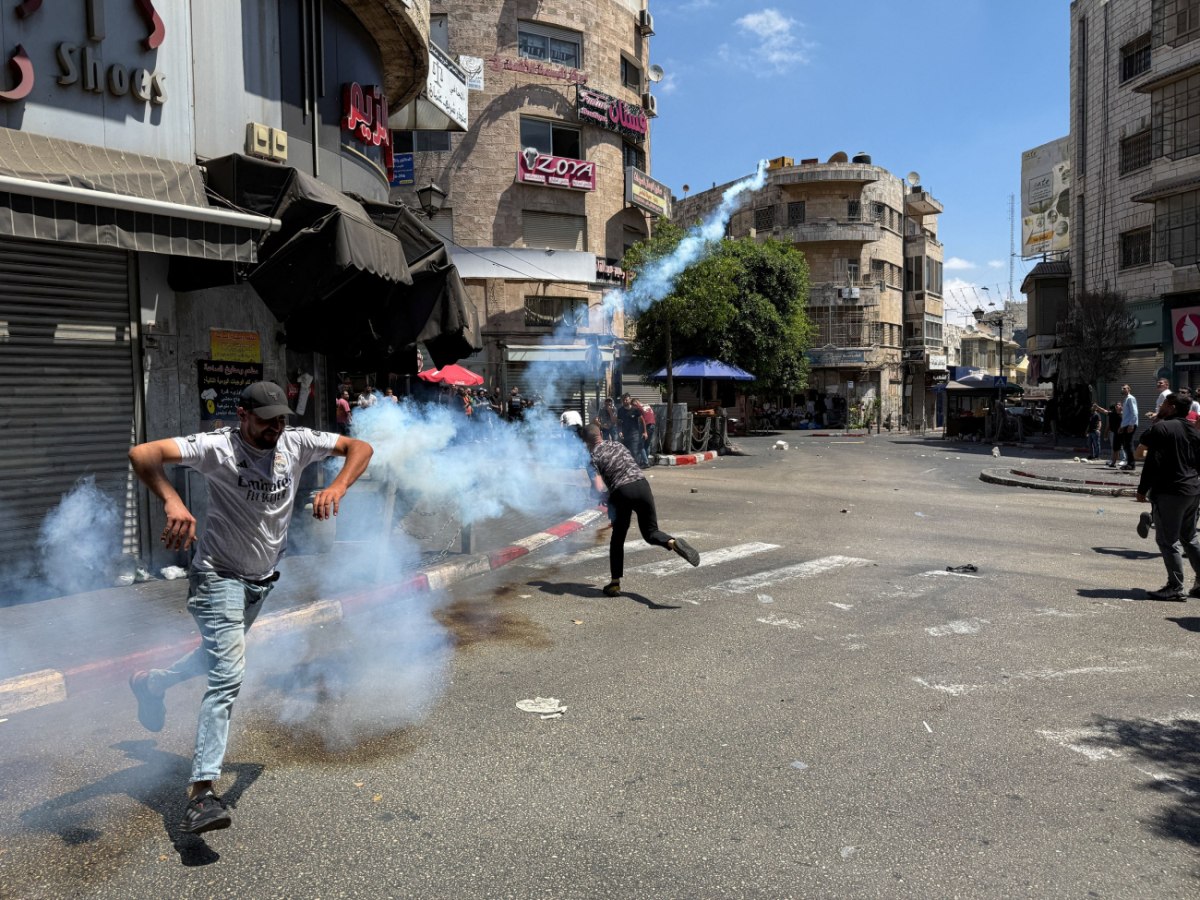 Δυτική Όχθη: Ισραηλινή επιχείρηση κατά ανταλλακτηρίου νομισμάτων στη Ραμάλα – Δεκάδες Παλαιστίνιοι τραυματίστηκαν