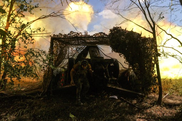 Εκατέρωθεν αιματηρές πολεμικές επιθέσεις σε Ουκρανία και Ρωσία στο «παρά πέντε» της συνόδου στην Αλάσκα