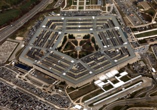 Wall Street Journal: Η κυβέρνηση Τραμπ σχεδιάζει τη μετονομασία του υπουργείου Άμυνας σε υπουργείο Πολέμου