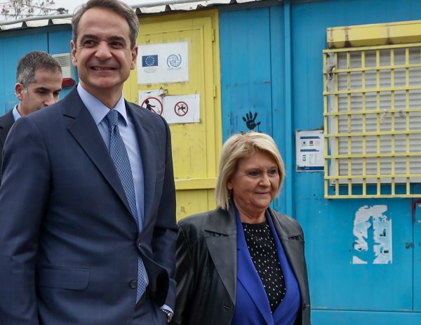 Νέα Αριστερά: Να αποπεμφθεί η Βούλτεψη από τη ΝΔ – Ο Μητσοτάκης παρακολουθούσε τις πυρκαγιές από τη βίλα του