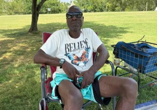 Ο Τραμπ πόσταρε τη φωτογραφία ενός αστέγου δίπλα στη σκηνή του – Λίγο αργότερα ήρθε η μπουλντόζα [βίντεο]