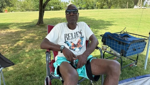 Ο Τραμπ πόσταρε τη φωτογραφία ενός αστέγου δίπλα στη σκηνή του – Λίγο αργότερα ήρθε η μπουλντόζα [βίντεο]