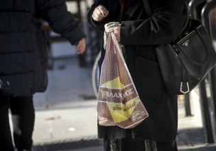 Πιέζει η αντιπολίτευση για συντάξεις και επιπλέον μισθό στο Δημόσιο, «ναι μεν, αλλά» από την κυβέρνηση