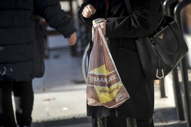 Πιέζει η αντιπολίτευση για συντάξεις και επιπλέον μισθό στο Δημόσιο, «ναι μεν, αλλά» από την κυβέρνηση