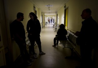 Πάνω από έξι στους δέκα παραμένει έως 4 ώρες στα επείγοντα – «Ενθαρρυντική εικόνα» για τον Μητσοτάκη