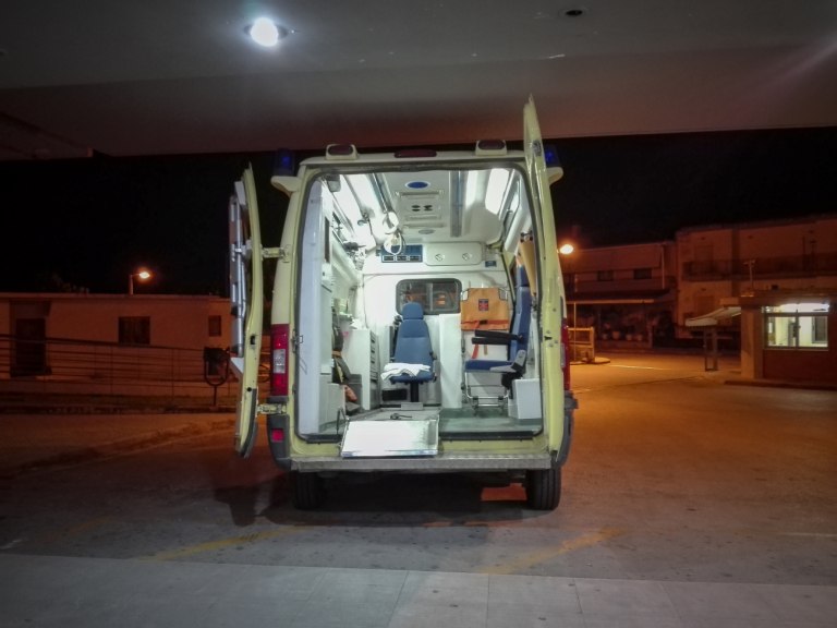 Εργατικό δυστύχημα στην Αμφιλοχία: Χειριστής καταπλακώθηκε από μηχάνημα έργου σε βραδινή βάρδια