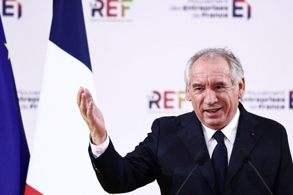 Γαλλία: Έξαλλη η αντιπολίτευση με τον Μπαϊρού – «Δεν συνομίλησα με κανέναν, επειδή όλοι εκτός εμένα έκαναν διακοπές»