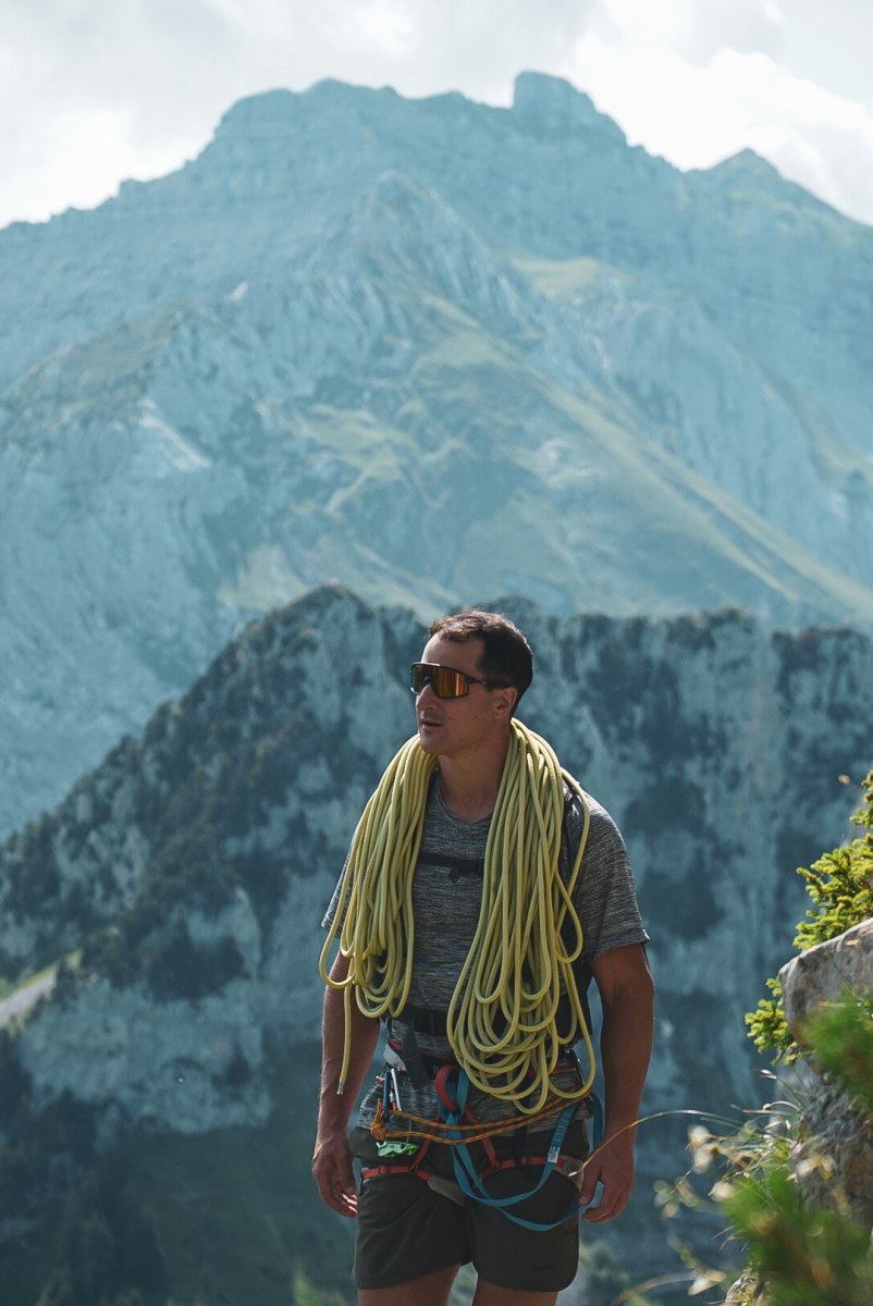 Βίντεο που κόβει την ανάσα: Αθλητής καταδύσεων βουτά από ύψος 31 μέτρων σε φαράγγι