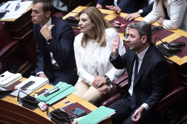 Κυβέρνηση βαθιά διχασμένη και σε αποδρομή, βλέπουν στο ΠΑΣΟΚ – Ικανοποίηση για τη στάση Ανδρουλάκη