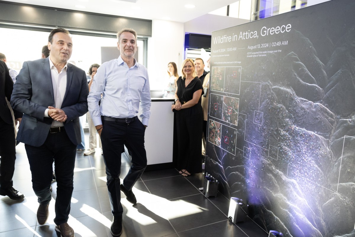 Επίσκεψη Μητσοτάκη στην εταιρεία που κατασκευάζει τους πρώτους ελληνικούς δορυφόρους SAR