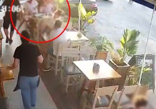 Κρήτη: Βίντεο ντοκουμέντο με υπάλληλο ταβέρνας στα Χανιά να σώζει τουρίστρια από πνιγμό με λαβή Χάιμλιχ