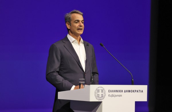 «Ρεσιτάλ παραπλάνησης»: Πυρ ομαδόν κατά Μητσοτάκη από την αντιπολίτευση με αιχμές οικονομία και εργασιακά