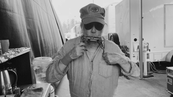 «Έξω οι φασίστες από τον Λευκό Οίκο»: Ο Νιλ Γιανγκ επιτίθεται σε Τραμπ και δισεκατομμυριούχους με νέο τραγούδι