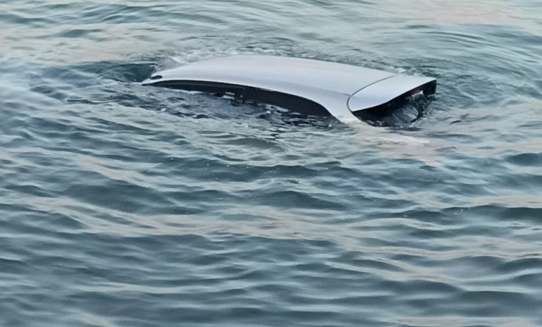 Βόλος: «Βουτιά« αυτοκινήτου στη θάλασσα – Σώος ο οδηγός