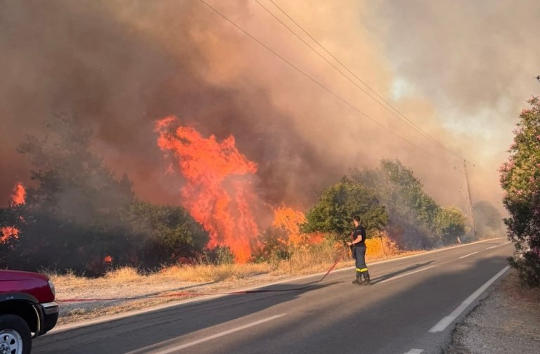 Φωτιά στην Πρέβεζα: Ανεξέλεγκτη μαίνεται η πυρκαγιά – Άνιση μάχη με τις φλόγες