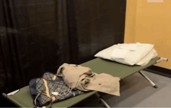 Σε ράντσα οι Ρώσοι δημοσιογράφοι – Αντιδράσεις για τη διαμονή τους σε γήπεδο χόκεϊ στην Αλάσκα