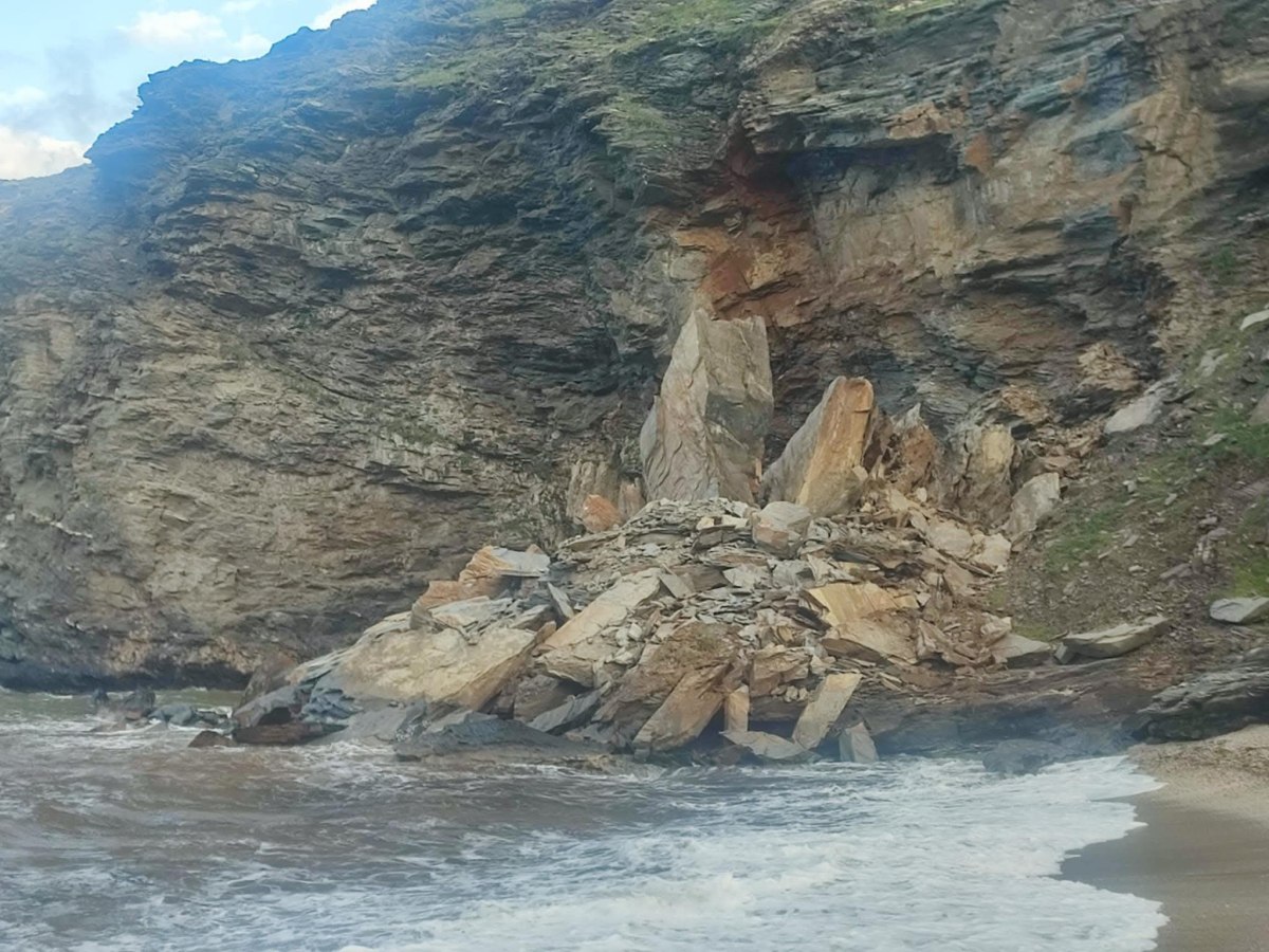 Άνδρος: Σοβαρός κίνδυνος σε παραλία του νησιού μετά από μεγάλη κατολίσθηση [εικόνες]