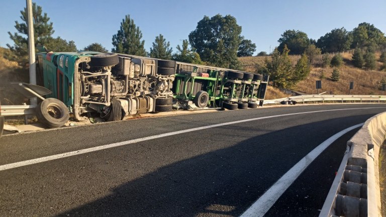 Κοζάνη: Ανατροπή νταλίκας στην Εγνατία Oδό στο ύψος της Σιάτιστας