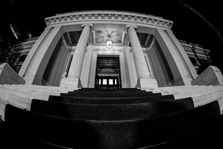 Καθεστώς σε κρίση