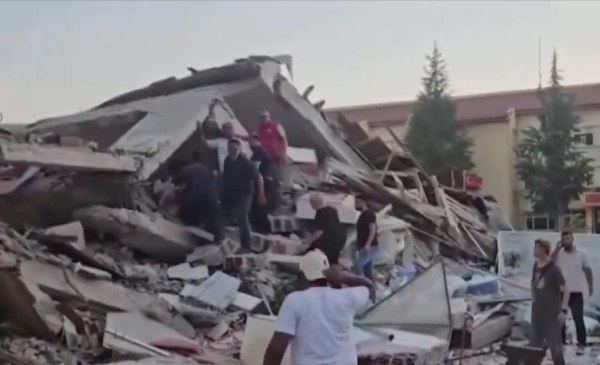 Τουρκία: Κτίριο κατέρρευσε από τον σεισμό των 6,1Ρίχτερ στο Μπαλικεσίρ