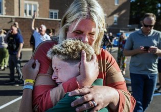 Μινεάπολη: «Ο φίλος μου έπεσε πάνω μου και με έσωσε», συγκλονίζει 10χρονο που γλίτωσε από τα πυρά του Ουέστμαν