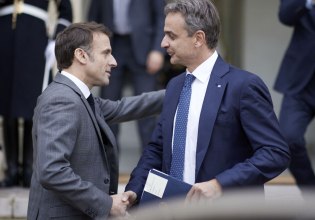 Στην Ελλάδα καταρρέει το Μητσοτάκης ή χάος, στη Γαλλία το χάος ή υπευθυνότητα γιατί πού και πού οι λαοί αντιδρούν στην εξαθλίωση και την αθλιότητα