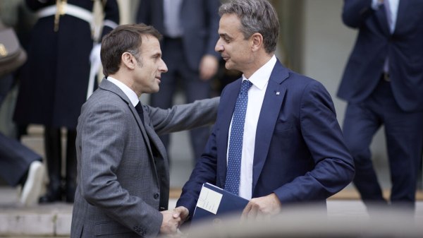 Στην Ελλάδα καταρρέει το Μητσοτάκης ή χάος, στη Γαλλία το χάος ή υπευθυνότητα γιατί πού και πού οι λαοί αντιδρούν στην εξαθλίωση και την αθλιότητα