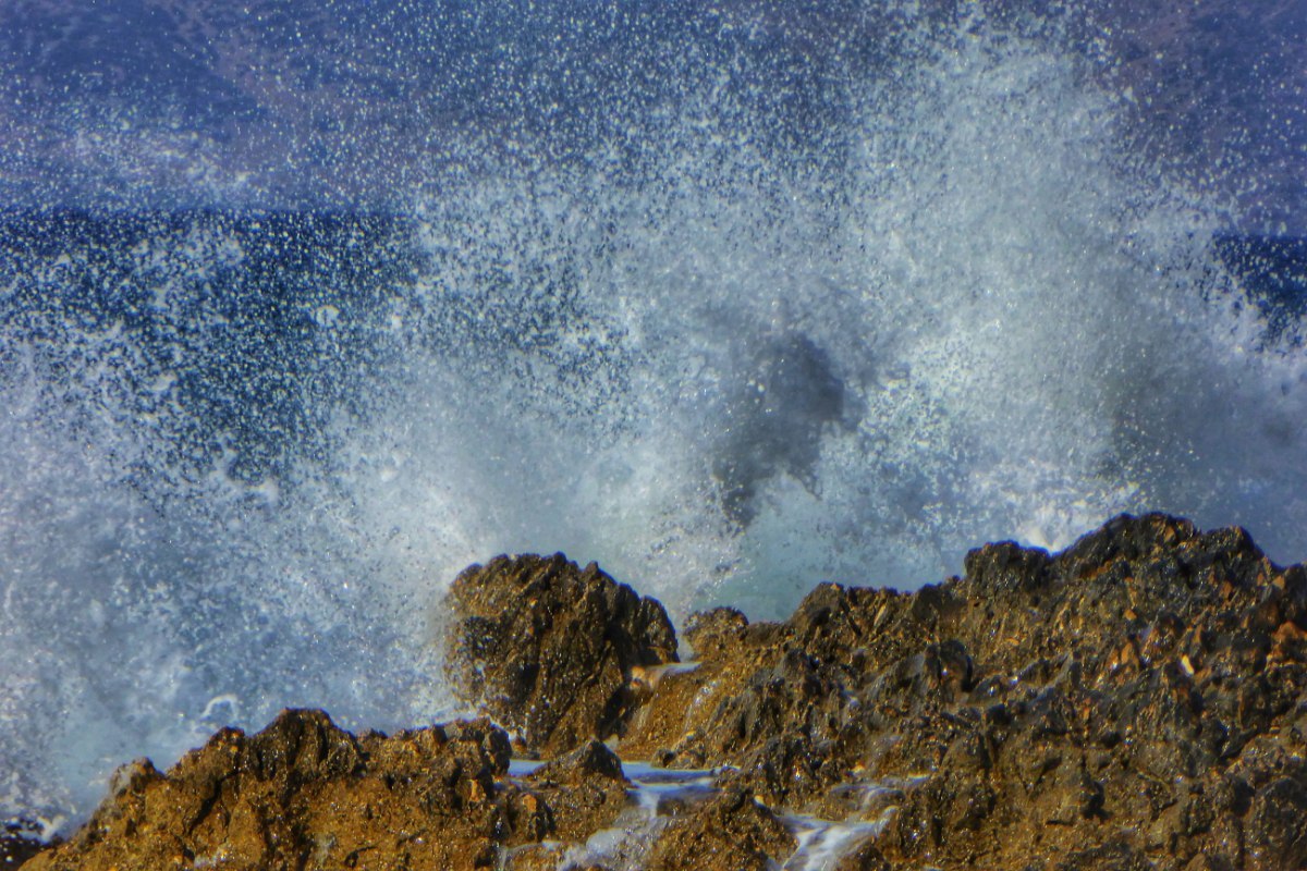Καιρός: Επιμένουν οι θυελλώδεις άνεμοι, προειδοποίηση για Κυκλάδες, Εύβοια, Αττική – Πού θα έχει 41 βαθμούς
