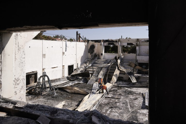 Ξεκινούν οι περιοδείες των πολιτικών αρχηγών στις πυρόπληκτες περιοχές – Αττική ο Φάμελλος, Αχαΐα ο Κουτσούμπας