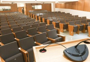 Αντιπολιτευτικά πυρά για το πρώην στέλεχος της κυβέρνησης που ανέλαβε πρύτανης σε ιδιωτικό πανεπιστήμιο