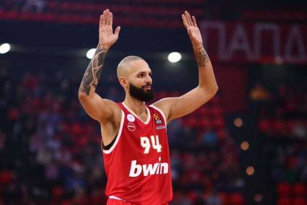 Ο Φουρνιέ έγινε τούρτα και ευχήθηκε σε φίλο του Ολυμπιακού για τα γενέθλιά του (pic)