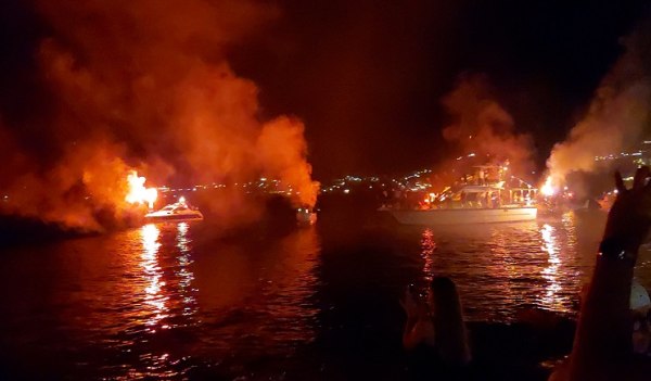 Πάρος: Με εντυπωσιακά καπνογόνα μπήκε πλοίο στο λιμάνι το βράδυ του Δεκαπενταύγουστου