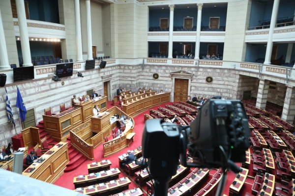 Αντιπολιτευτικά πυρά για «εξαγγελίες» Μητσοτάκη και ηλιοβασίλεμα Σκέρτσου – «Έχουμε κυβέρνηση με πολλά σκάνδαλα»