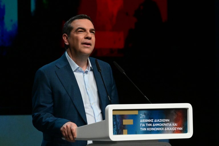 Ο Τσίπρας ανοίγει το βήμα του – πρώτα το βιβλίο και μετά το… κόμμα