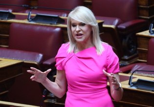 «Επικοινωνιακή βιομηχανία τα μέτρα για τη ΔΕΘ», λέει η Τζάκρη – «Η κυβέρνηση δημιουργεί ψευδαισθήσεις»