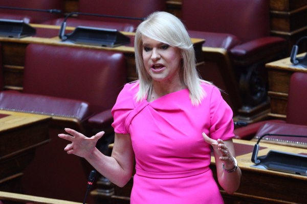 «Επικοινωνιακή βιομηχανία τα μέτρα για τη ΔΕΘ», λέει η Τζάκρη – «Η κυβέρνηση δημιουργεί ψευδαισθήσεις»