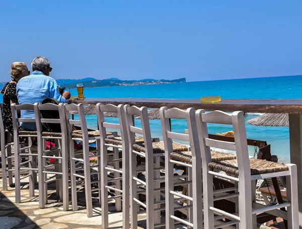 Νέες συνήθειες στον τουρισμό – Πρώτη στις περικοπές η εστίαση, ανταγωνιστής τα… σούπερ μάρκετ