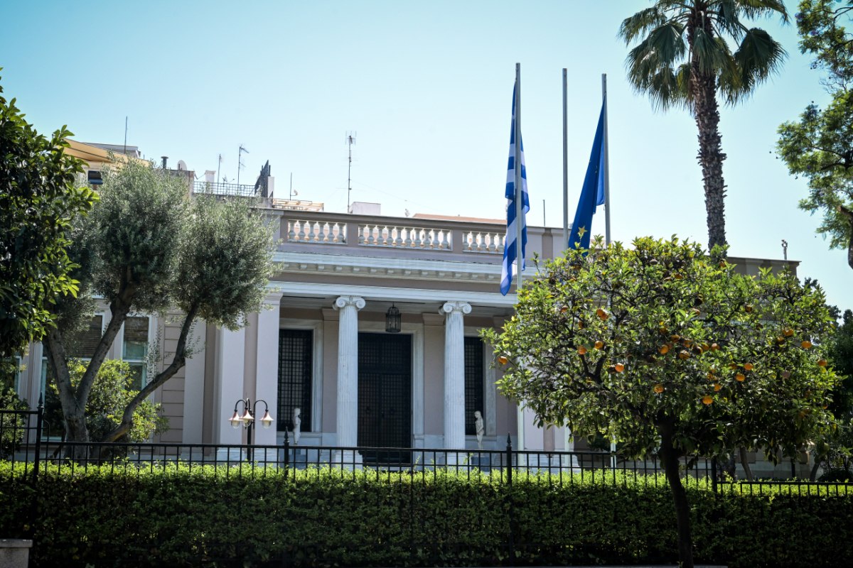 «Η κυβέρνηση θέλει να ενισχύει τους λίγους» – Αντιπολιτευτικά πυρά για την οικονομία