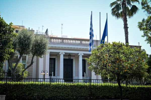 «Η κυβέρνηση θέλει να ενισχύει τους λίγους» – Αντιπολιτευτικά πυρά για την οικονομία