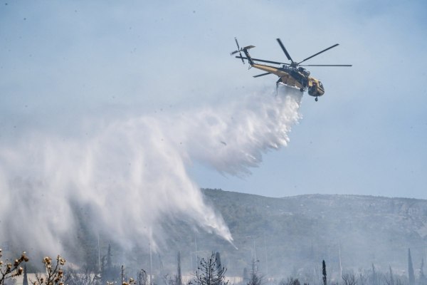 Φωτιά στη Μεγάλη Βόλβη Θεσσαλονίκης – Στη μάχη αεροσκάφη και ελικόπτερο